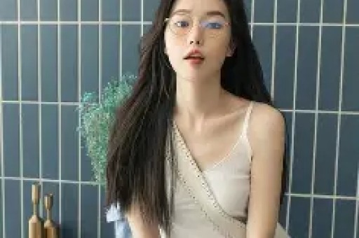 美顶流纯神演穿普拉达的女王2被删光！秀身体黑历史太多