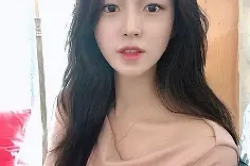 看宋雨琦穿短裙出席活动对长辈90度鞠躬才懂她火都是有原因的